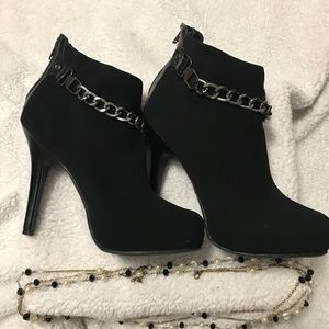 😎Beautiful suede black booties😎